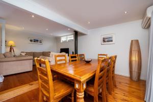 Hilltop Cottage - Beachside Escape with Fireplace