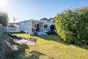 Hilltop Cottage - Beachside Escape with Fireplace
