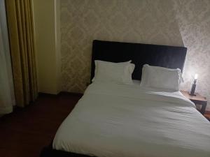 Smart elegant three bedroom apartment with fully equipped gym child play area proximity to shopping malls and great breathtaking city views