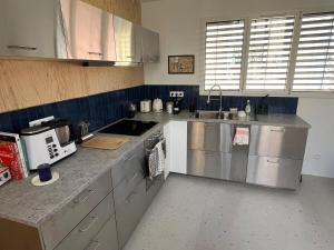 Maisonnette de pêcheur avec vue sur létang de Thau