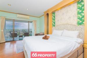 Penthouse Studio with Mountain View