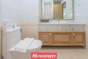 Penthouse Studio with Mountain View