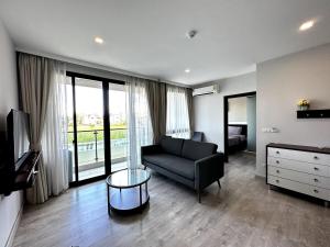 Royal Lee 1 bedroom Apartment