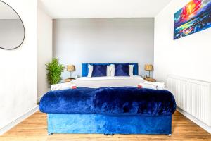 Superking Beds, Smart TVs, Gigabit WiFi, Sleeps 6