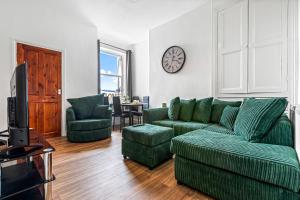 Superking Beds, Smart TVs, Gigabit WiFi, Sleeps 6