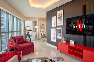 Luxurious 2BDR Apartment in Paramount Towers with Burj Khalifa Views
