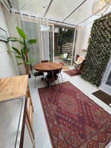 Cozy two-room city center apartment with garden