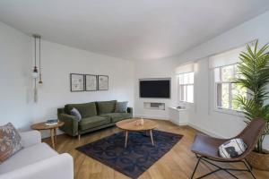 Beautiful Modern Bright 2BD Patio Duplex #179