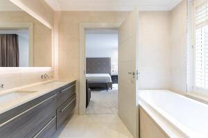 Exclusive Two-Bed Flat on Iconic Park Lane 15A