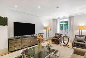 Exclusive Two-Bed Flat on Iconic Park Lane 15A
