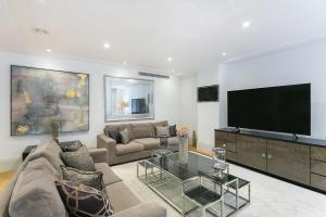 Exclusive Two-Bed Flat on Iconic Park Lane 15A