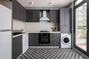 Amazing Luxury Duplex High Ceiling Patio! #403