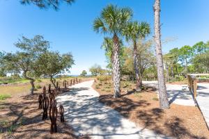 Tropical Treat Walk to Beach, Pool, and Resort