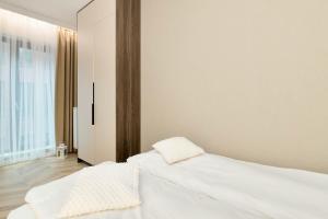 Superior Apartment near the River in the City Center on Granary Island by Noclegi Renters