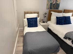 Ephatha House 4-Bedrooms, Sleeps 11, Free Parking, Garden