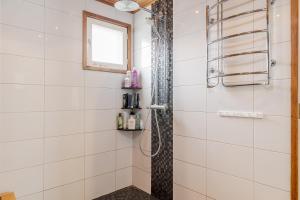 5 bedroom family home with sauna close to city center