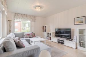 5 bedroom family home with sauna close to city center