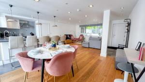 Promo Rate - Modern 3-bedroom Holloway Flat with Private Patio near Islington , Kings Cross , Camden Town by NourNest Apartments