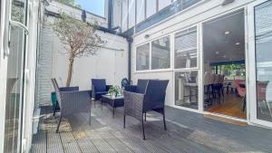 Promo Rate - Modern 3-bedroom Holloway Flat with Private Patio near Islington , Kings Cross , Camden Town by NourNest Apartments