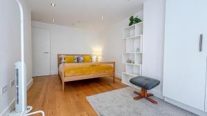 Promo Rate - Modern 3-bedroom Holloway Flat with Private Patio near Islington , Kings Cross , Camden Town by NourNest Apartments