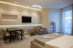 Studio - Beachfront Views & Balcony - by Wehost