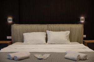 Studio - Beachfront Views & Balcony - by Wehost