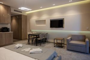 Studio - Beachfront Views & Balcony - by Wehost