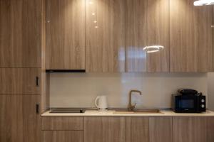 Studio - Beachfront Views & Balcony - by Wehost