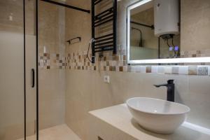 Sea View Studio Beachfront & Balcony - by Wehost