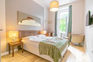 Amazing 1BR & 1LR Apt & 5 Private Bedrooms by Mariahilfer - 4-Sterne-Hotels in Wien