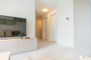 Stylish 1BR & 1LR Apartment Cozy City View