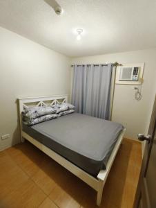 7F Cozy 2BR Condo - Central Location