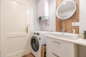 Heart of City Studio #1 by BookingHost