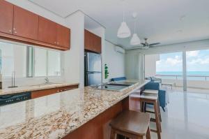 Isla Condo 403 - Oceanfront 3 bedroom