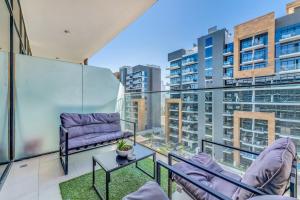 Studio in Azizi with Free Pool and Gym Access