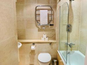 2 Bedroom House Central London - Free Parking