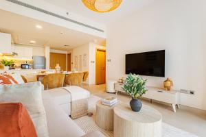 Charming Apartment - Brand New - 5 min to ADGM, Cleveland, Galleria - 3 min walk to the Beach - Heart of Al Reem - 2BDR - 6 pax