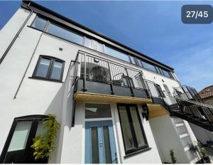 Lees Lookout Holt ,2 bedroom luxury apartment with private parking