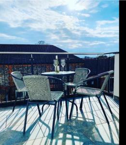 Lees Lookout Holt ,2 bedroom luxury apartment with private parking