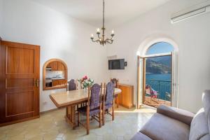 VILLA DI PALMA access to the beach and solarium