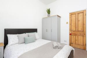 Calder Canal by Alt-Stay - Peaceful 3 Bed Canal Side Cottage Contractor and Relocation Accommodation Wakefield with Stunning Views, Parking, Kitchen, Laundry, Smart TV and Wi Fi - Weekly and Monthly Rates