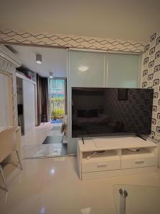 Stylish Bangkok Condo Furnished, Pool View Prime Location