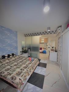 Stylish Bangkok Condo Furnished, Pool View Prime Location