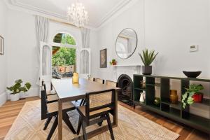 Elegant 6-Bed Home with Harbour Views