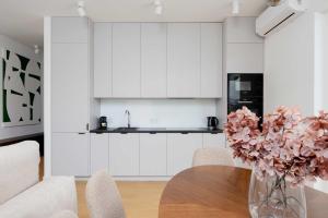 Exclusive Apartment in Warsaw with Parking, Desk and Air Conditioned Living Room by Renters Prestige