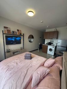 Cozy Studio with Pool & Balcony near Mactan Airport