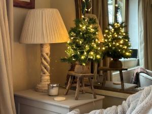 Oak Crest, 2 bedrooms, log fire, scenic views nr Tenterden