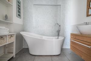 Beachfront flat -bright, spacious & private garden