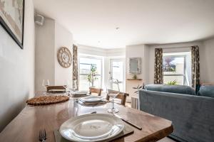 Beachfront flat -bright, spacious & private garden