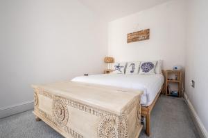 Beachfront flat -bright, spacious & private garden